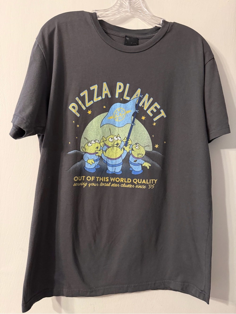Tor Story 4 Pizza Planet Graphic Tee - Gray with Yellow & Blue Print Sz L